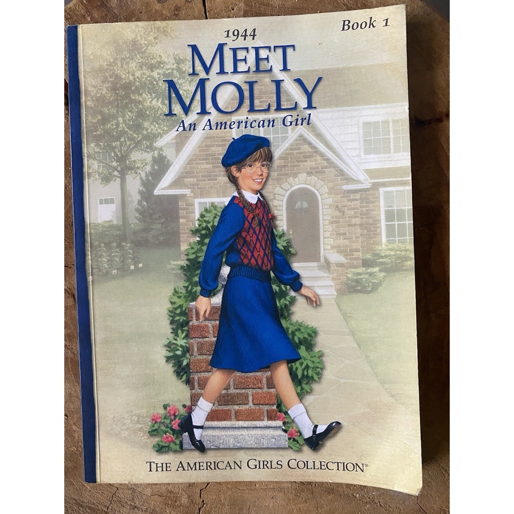 AMERICAN GIRLS DOLL  MEET MOLLY  BOOKS PAPERBACK
